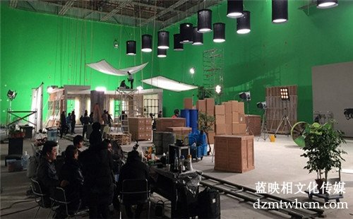 如何在夜间进行个人创意宣传片制作？