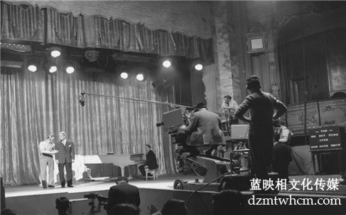 公司宣传片拍摄中导演的全局作用是什么？
